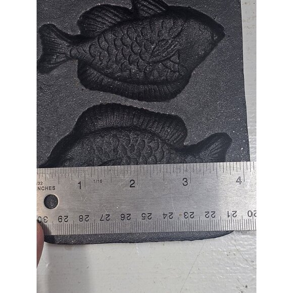 Lodge Cast Iron Perch Fish Cornbread Muffin Hushpuppy Mold Pan 5PP2 Discontinued - Picture 7 of 8